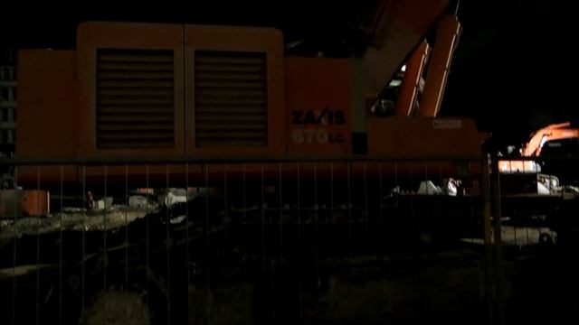 HITACHI ZAXIS 670 LC und 520 LCH bei Abrissarbeiten in der Hamburger City, Teil 8 смотреть онлайн