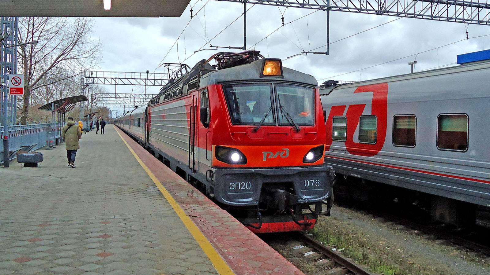 Прибытие утренних московских поездов на станцию Анапа смотреть онлайн