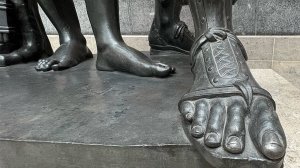 Ген великана и нос Фиделя. Огромная блондинка Божья Матерь. Крылья, череп и кости Горгоны.