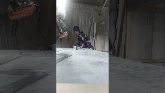 Распил планкена #планкен #лиственница #столярка #мебельдлядома #кроватьиздерева #woodcarving смотреть онлайн