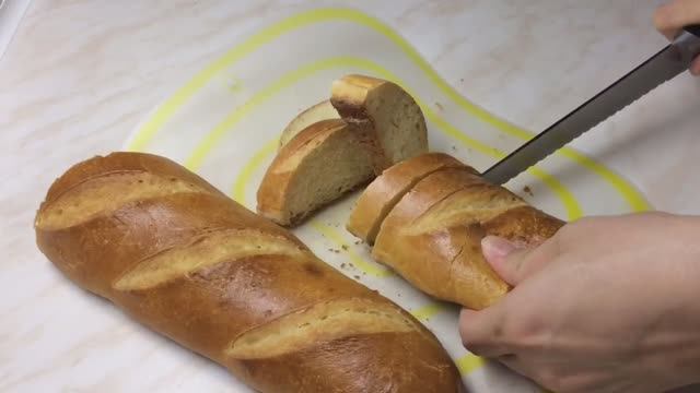 Домашние батоны — рецепт идеального хлеба! 🍞✨ смотреть онлайн