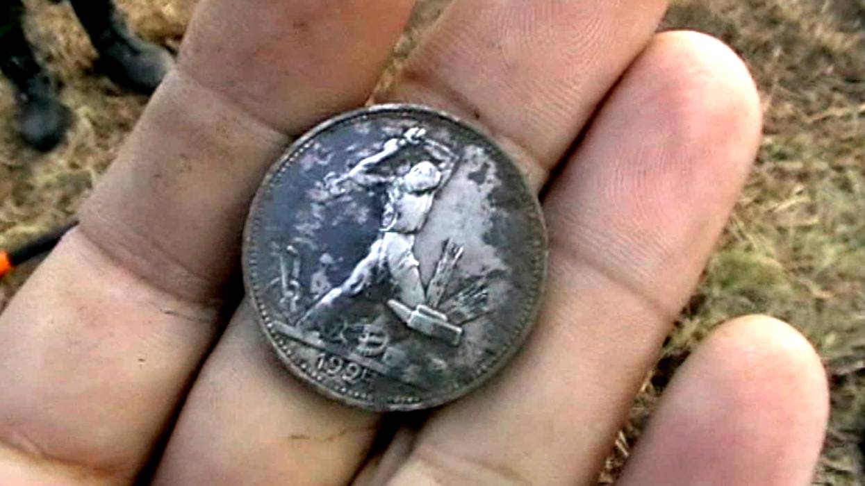 Видео коп.Мускулистый серебряный молотобоец и медаль! смотреть онлайн