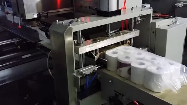 горизонтальная упаковочная машина для упаковки туалетной бумаги. смотреть онлайн