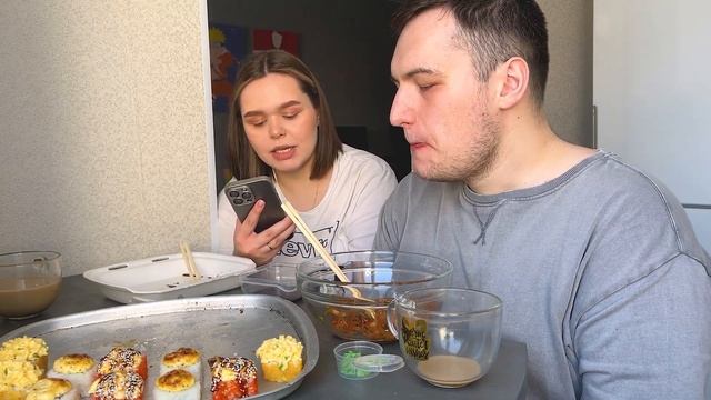 🍿 МУКБАНГ РОЛЛЫ СУШИ ЗАПЕЧЕННЫЕ ТЕМПУРА ЛАПША ВОК С КУРИЦЕЙ КОФЕ MUKBANG ОТВЕЧАЕМ НА КОММЕНТАРИИ