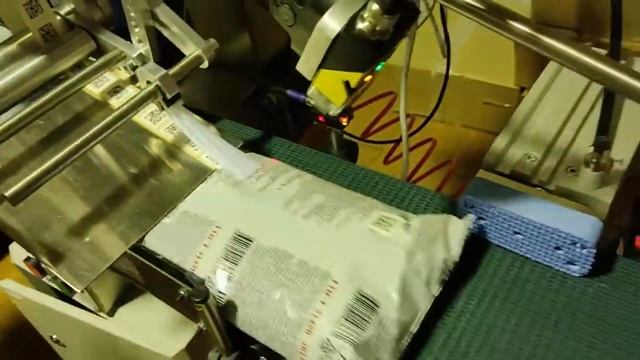 Маркировка Фин-Пак пакетов молока кодами DataMatrix (Этикетировочная машина Н-Э1-В) смотреть онлайн