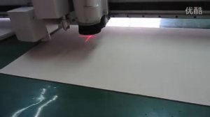 Планшетный режущий плоттер NB-2516 в процессе раскроя картона 1