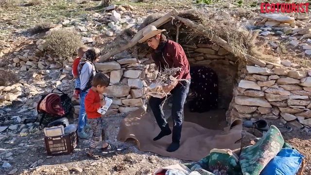 Helping a poor woman with her children in the mountains, I took them to my shelter. смотреть онлайн