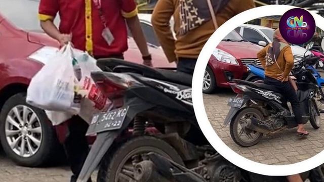 Ibu Ibu Satu Ini, Barang Belanjaannya Diambil Pegawai Mini Market Karena Ga Bayar - Ironis Sekali : смотреть онлайн