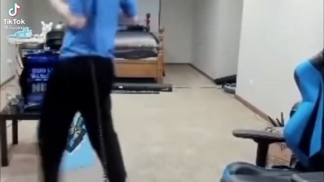 чел радуется а потом грустит смотреть онлайн