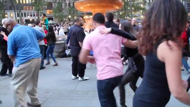 Cuban Salsa in Bryant Park, New York смотреть онлайн