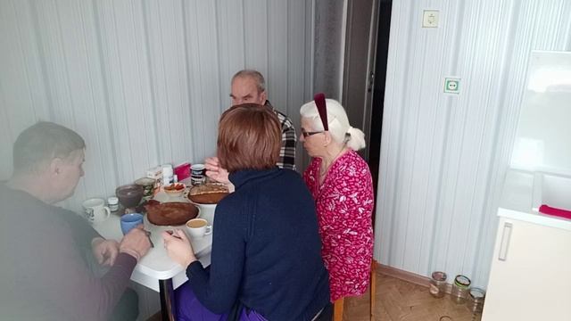 Зять сходил к тёще на блины)) Вывезли снег со двора и поужинали мантами)) смотреть онлайн