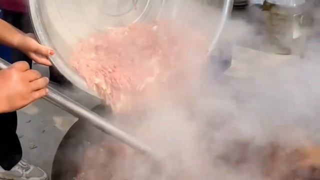 乡村大厨现场制作一道“水煮肉片” смотреть онлайн