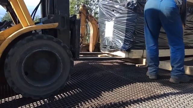 загрузка пиломатериалов в контейнер часть 1 (как сейчас затаривают) смотреть онлайн
