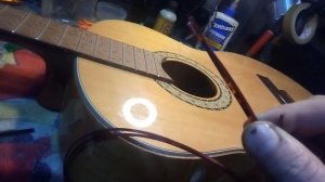 Клею двойной кант на классическую гитару.