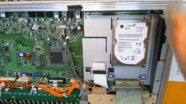Replacing the Korg Triton Studio V2 61 KEY drive with a sata drive. смотреть онлайн