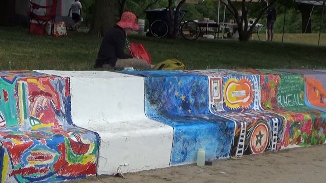 10/27th Annual Artist of the Wall Festival/Фестиваль художников по раскраске длинной скамейки. смотреть онлайн