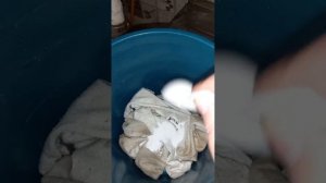 Отбеливаю  очень грязные носки сына. /Отбеливатель изи клин.