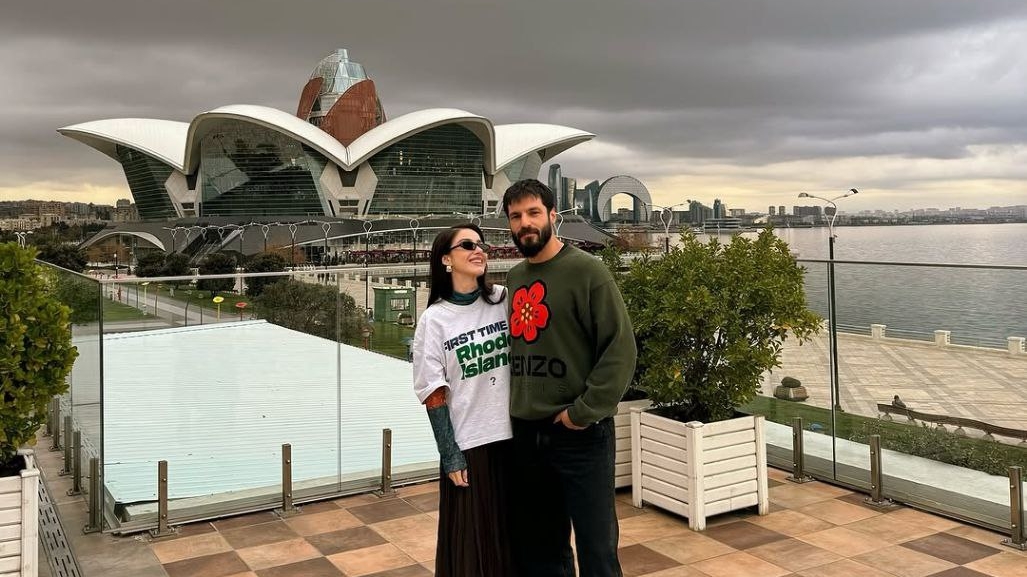 Озге Гюрель и Серкан Чайоглу в Баку смотреть онлайн