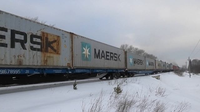 2ТЭ116К-1336 с контейнерным грузовым поездом и приветливой бригадой смотреть онлайн