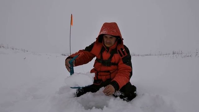 Жерлица КЛЁВАЯ в деле. Рыбалка на жерлицы! Щука и окунь на жерлицы. Только поставил, флажок сработал смотреть онлайн