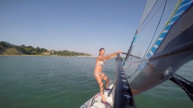 Забросил байки – ухожу в виндсерфинг. Эмоции девушки, вставшей на серф впервые – прохват под парусом смотреть онлайн