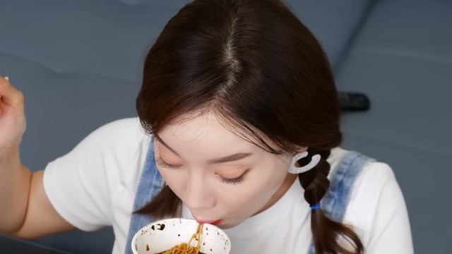 [Mukbang ASMR] 편의점 특집 ✨ 직접만든 수박 폭포 화채 🍉 신라면 볶음면 틱톡젤리 먹방 Korean convenience store Eatingshow Ssoyoun смотреть онлайн