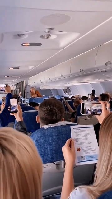 Концерт Валерии в самолете, подпевали все! смотреть онлайн