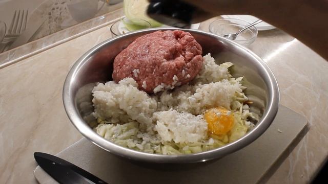 Ліниві голубці. Додаю трішки м'яса до рису з капустою і отримую ось такі ліниві голубці. смотреть онлайн