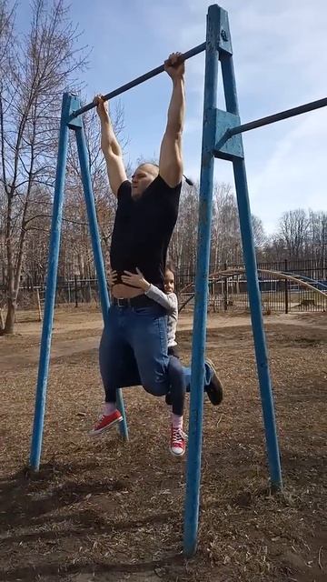 Подтягивание 9 раз . Собственный вес 105 кг плюс дочка Настя 23 кг смотреть онлайн