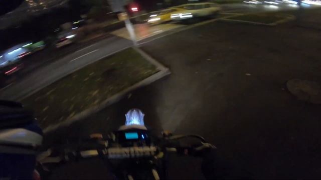 Байк BMW GS упал с моста над Яузой, а Yamaha WR проехала в вилли - мастер-класс по езде без правил смотреть онлайн