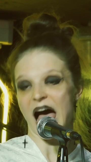 С подружкой на проводе… жизнь #musician #vocals #voice #жиза #певица смотреть онлайн
