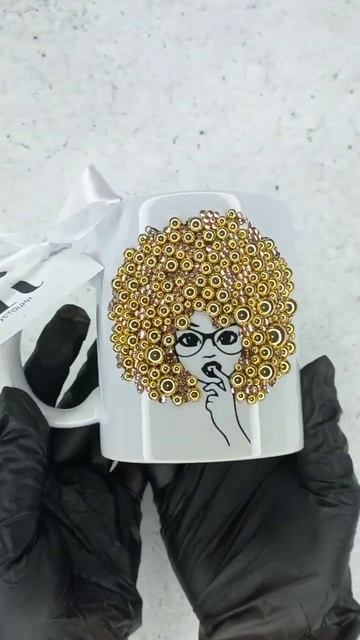 кружка "Девушка" со стразами, бусами смотреть онлайн