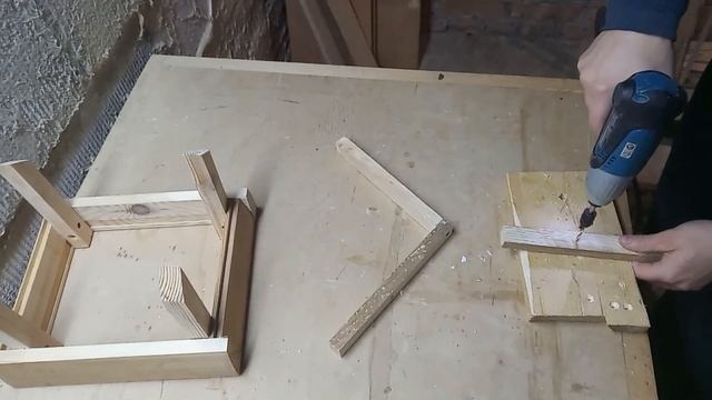 Простая кормушка для птиц своими руками из дерева Как сделать кормушку для птиц . Bird feeders смотреть онлайн