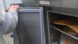 Замена уплотнителей дверей холодильного стола  Hicold