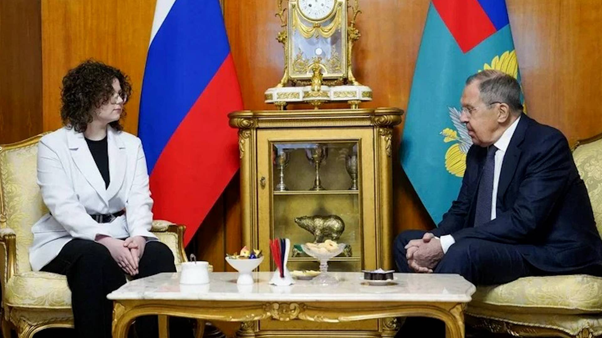 ДЕВОЧКА ИЗ МИНЕРАЛЬНЫХ ВОД ДАЛА ИНТЕРВЬЮ ПОСЛЕ ВСТРЕЧИ С МИНИСТРОМ ИНОСТРАННЫХ ДЕЛ СЕРГЕЕМ ЛАВРОВЫМ смотреть онлайн