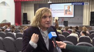 Столичный художник Константин Мирошник спел вместе с вязниковскими детьми  и научил их рисовать.