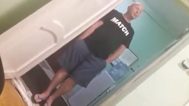 Не оплатил такси зашел домой и спит смотреть онлайн