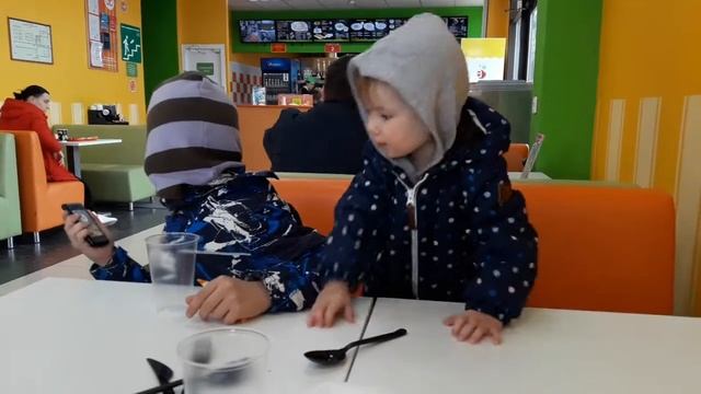 Помпончик, заехали перекусить