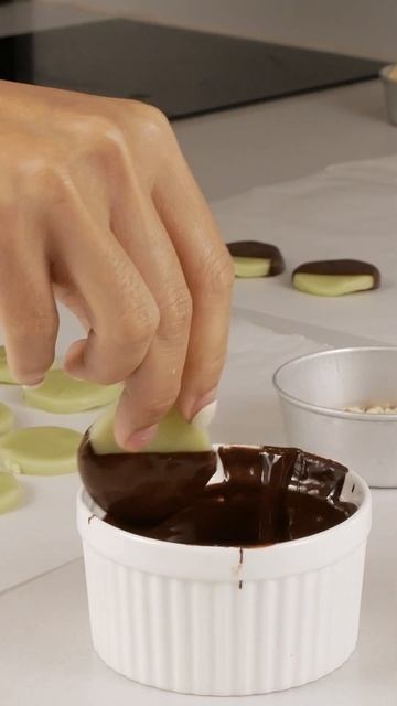 AMAZING 3 Ingredient Peppermint Patties!? смотреть онлайн