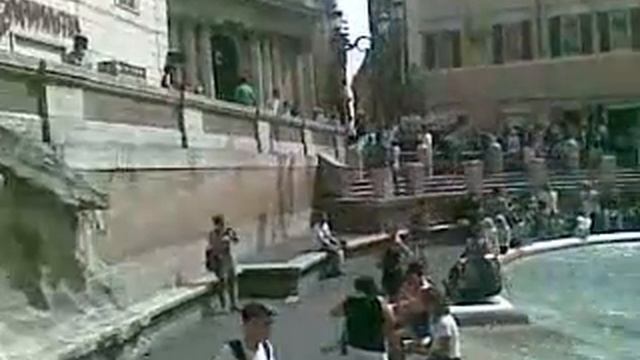 Fontana di Trevi, un vandalo lancia un sanpietrino (video L. Bogliolo) смотреть онлайн