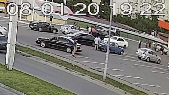 Конфликт на парковке супермаркета "Велмарт", мкр. "Горизонт" смотреть онлайн