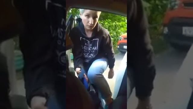 Не хочет платить за такси смотреть онлайн