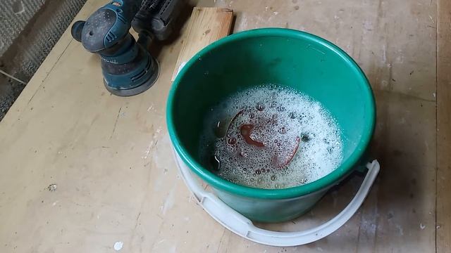 Как очистить наждачку или шлифовальный круг от смолы, пыли, древесины. Простой способ очистки . смотреть онлайн