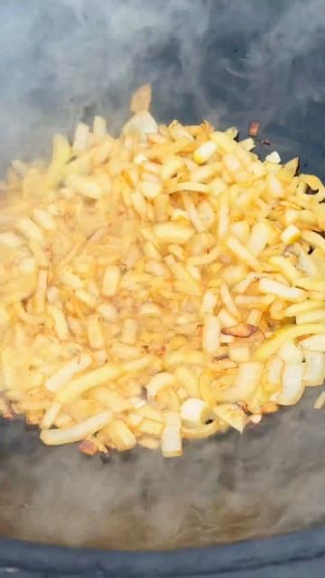 Картошка с охотничьими колбасками в казане смотреть онлайн