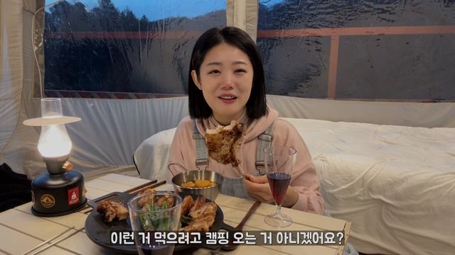 데크와 파쇄석을 동시에 즐기는 산으로 둘러싸인 뷰 맛집에서 캠핑했어요 / 돈마호크, 얼큰수제비 그리고 달래전과 이 모든 음식과 어울리는 만능 와인을 아시나요?/ 홍천 높은터캠핑장 смотреть онлайн