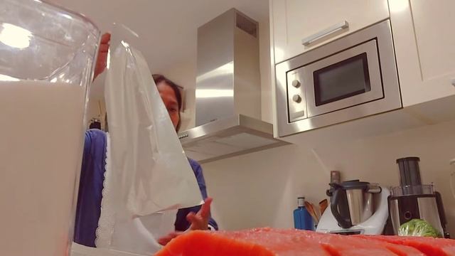 HOW TO MAKE BAKED SALMON with LEEK AND TOMATO CHERRY || JUICY BAKED SALMON || MABETCHABY MARIANO смотреть онлайн