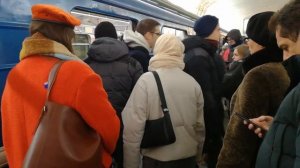 Женщина в красном, Матрица, минский метрополитен