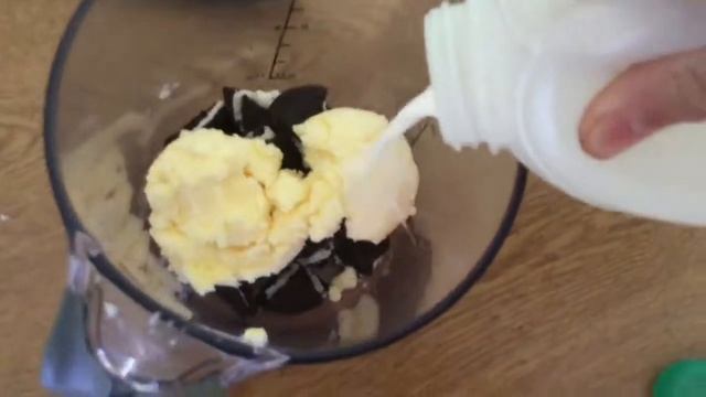 Easy Oreo milkshake recipe with and without a blender смотреть онлайн