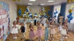 Танец с малышами " Розовые щечки"