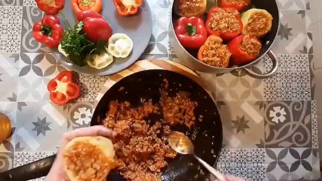 Ardei și Roșii Umplute Cu Orez / Фаршированные перцы и помидоры